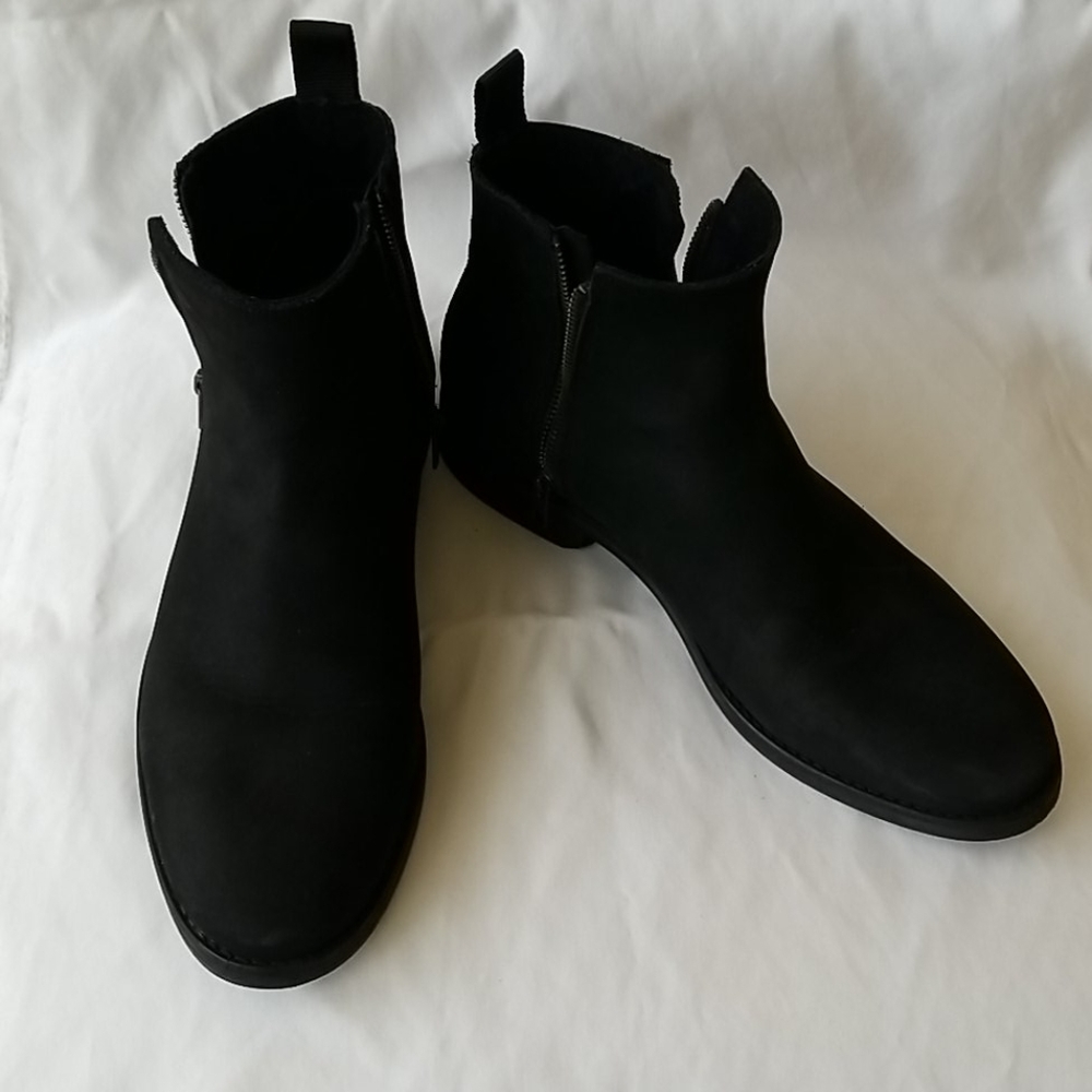Zip ankle boots